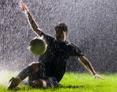 Футболист под дождём